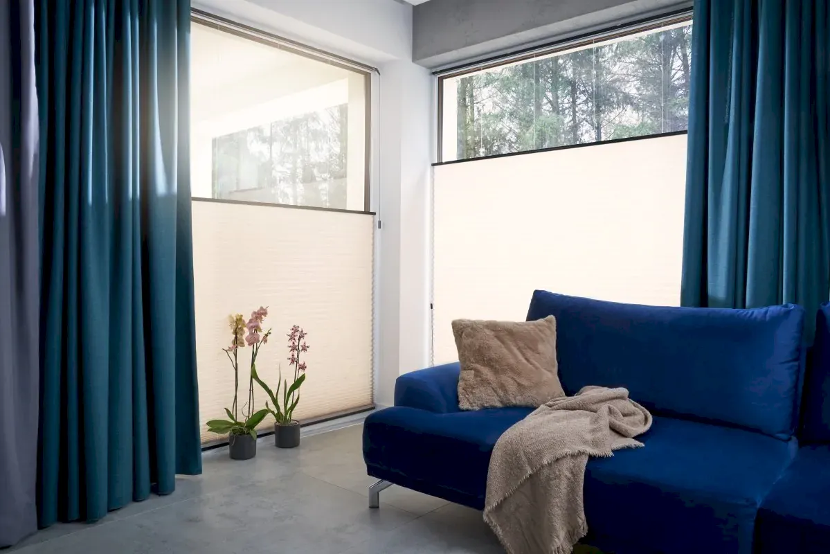 Dwukierunkowe osłony okienne – postaw na plisy i zarządzaj ilością światła