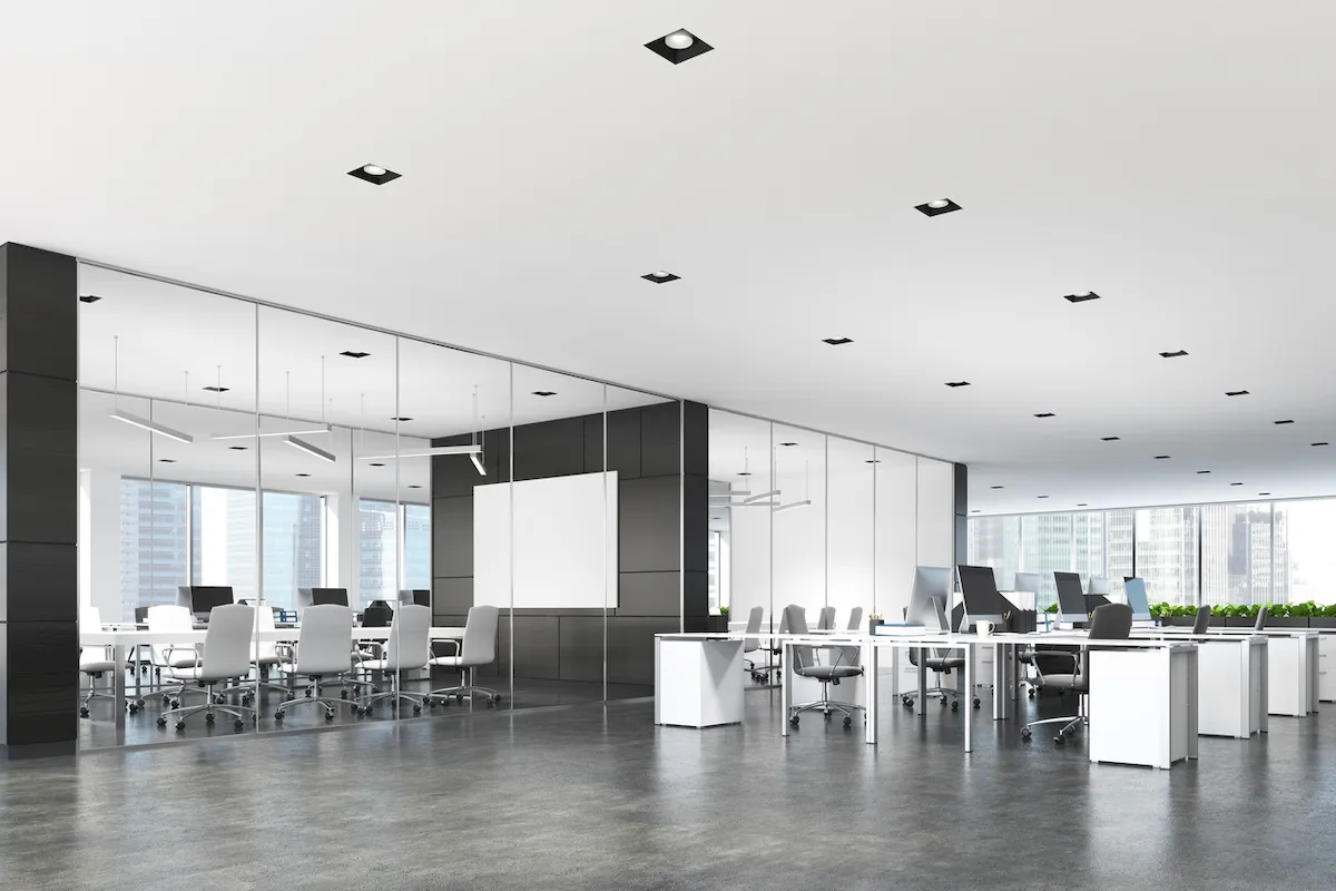 Efektywne sposoby ochładzania przestrzeni biurowych – stropy termoaktywne Uponor TABS