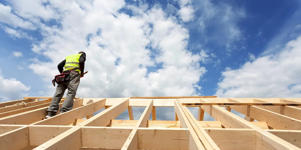 Właściwie dobrane materiały budowlane to jeden z czynników pomagających zachować bezpieczeństwo pracy na dachu