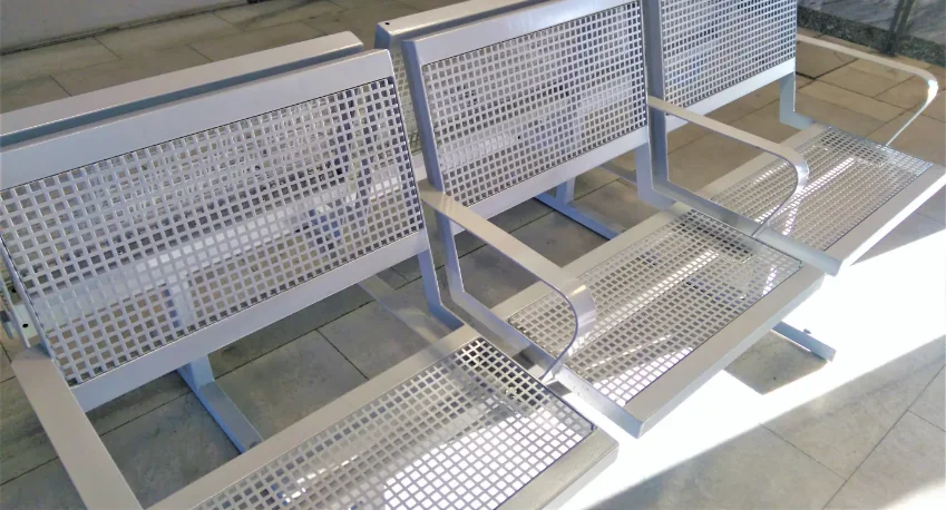 metalowe ławki w poczekalni na dworcu kolejowym, Perforacja-blachy perforowane sp. z o.o.