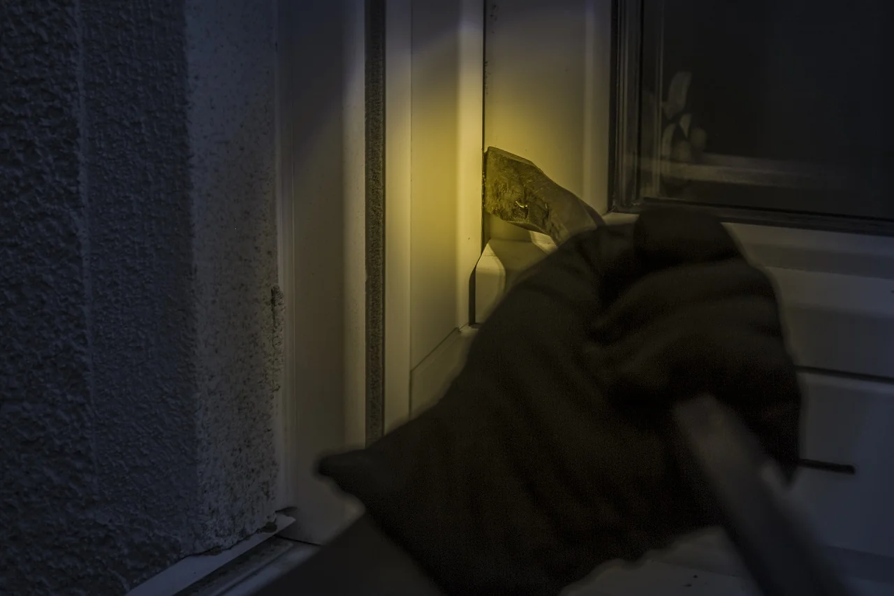 Włamanie do mieszkania przez okno, alarm może przed nim uchronić