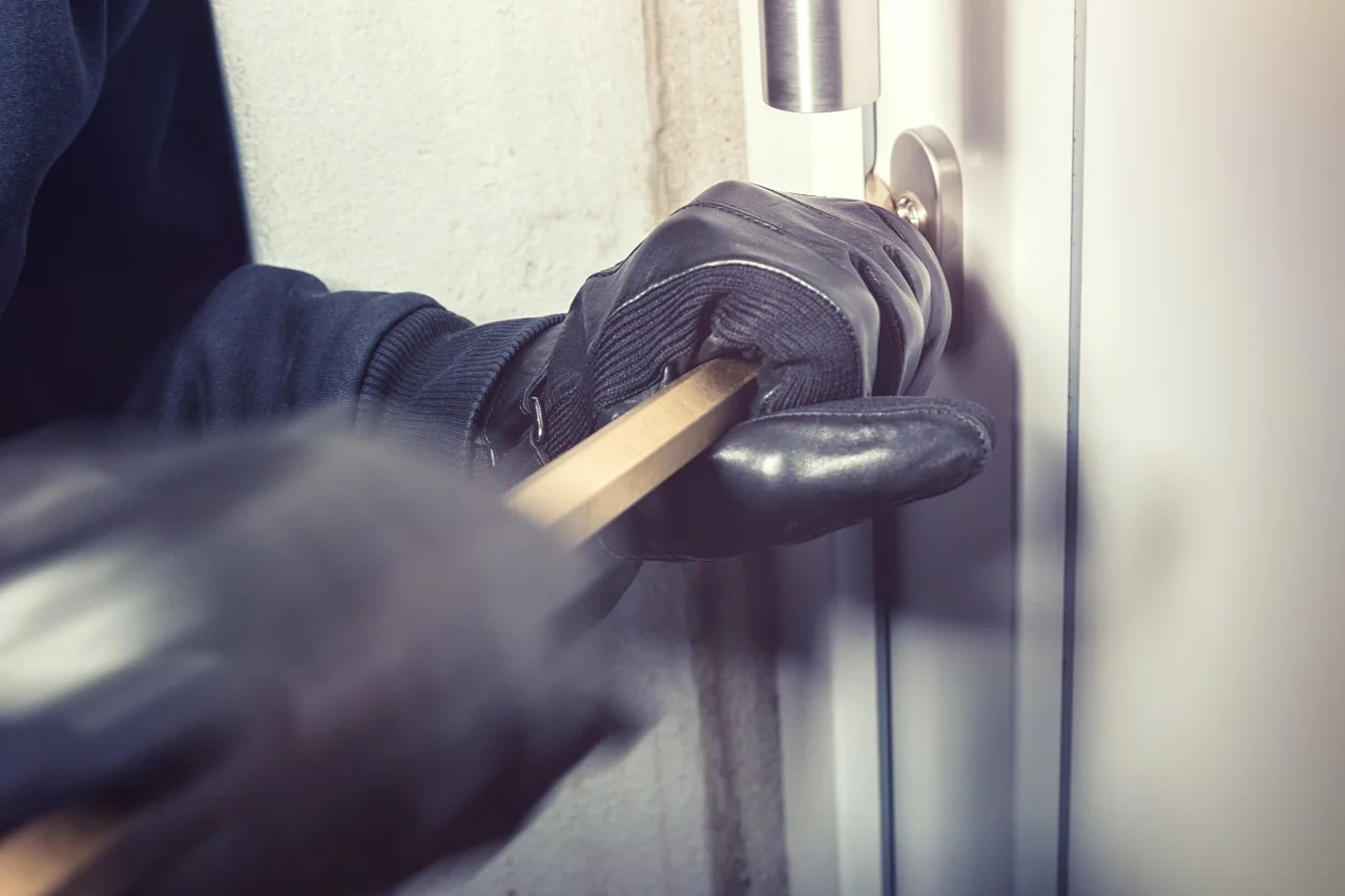 Włamanie do mieszkania przez drzwi wejściowe, uchroni przed nim montaż drzwi antywłamaniowych