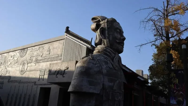 Na zewnątrz Mauzoleum Cesarza Qin Shi Huanga