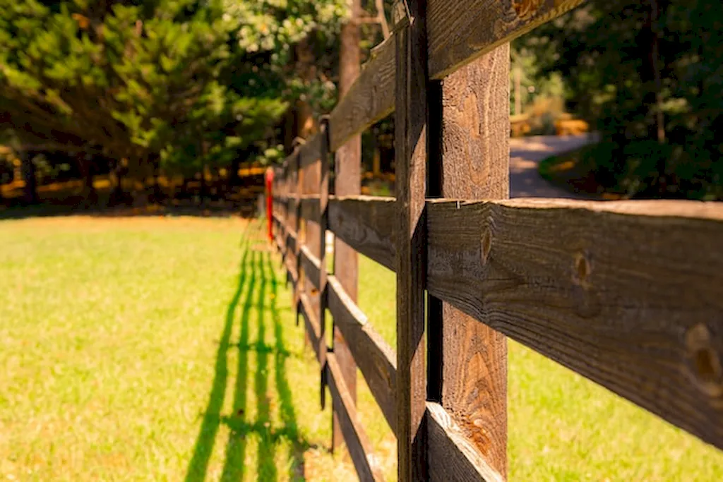 Nowe drewniane ogrodzenie – jak je zabezpieczyć, by służyło przez długie lata?