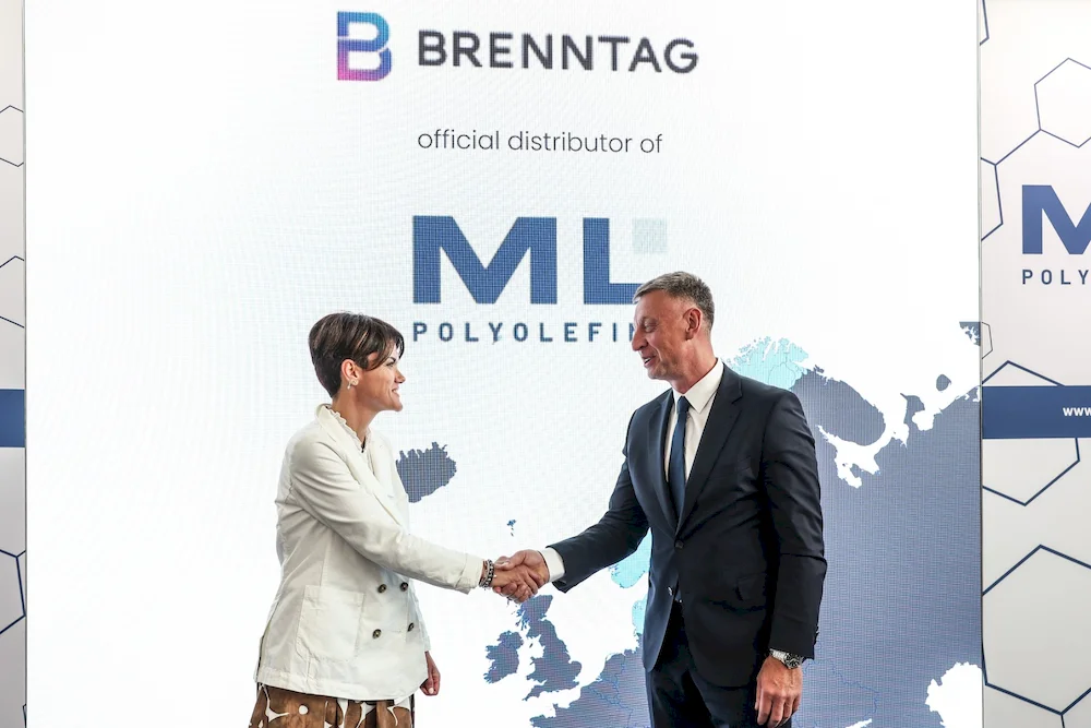 ML Polyolefins, która jest największym producentem regranulatu polipropylenu w Europie Środkowo-Wschodniej i niemiecka firma Brenntag, jeden z największych dystrybutorów tworzyw sztucznych w tej części kontynentu podpisały umowę. To pierwsza tego rodzaju współpraca rozpoczęta przez polskie i zachodnioeuropejskie przedsiębiorstwa z branży przetwórstwa tworzyw sztucznych.    