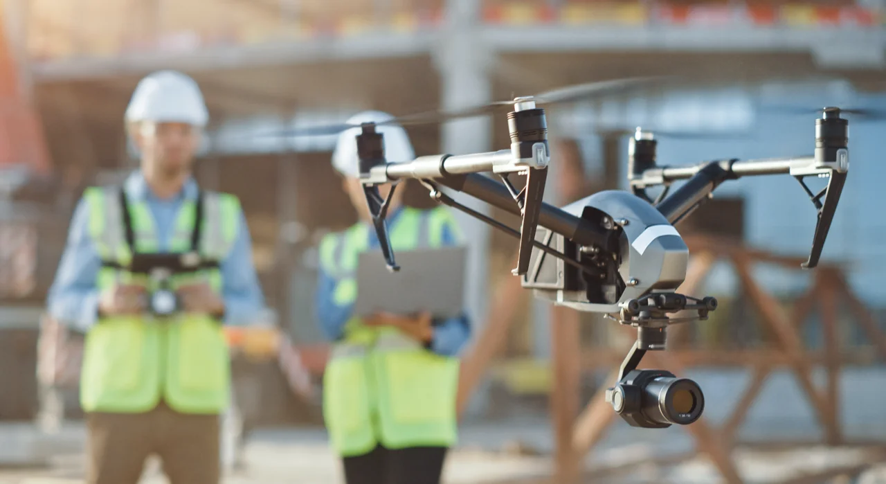 dron na budowie