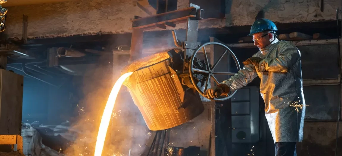 Jakie surowce są dodawane do surówki podczas produkcji stali?