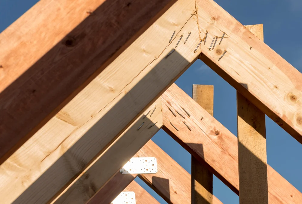 Budownictwo drewniane przyszłością rynku mieszkaniowego, drewniana konstrukcja dachu dwuspadowego