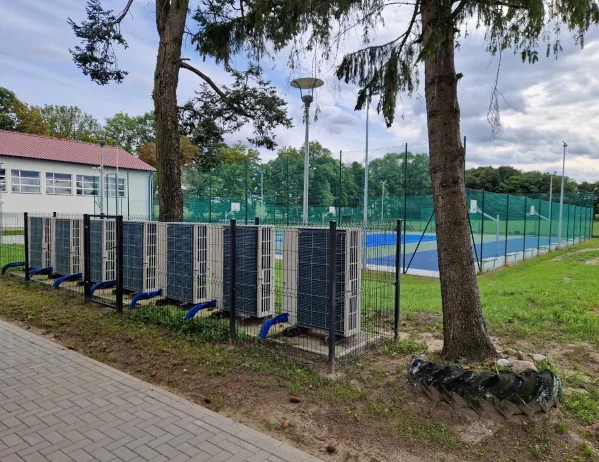 Instalacja kaskady pomp ciepła w Szkole Podstawowej w Lasecznie fot Piotr Mazurek z Aqua Instal Iława
