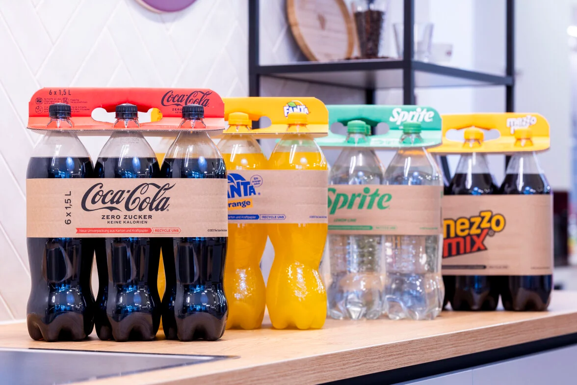 DS Smith i Coca Cola zastępują plastikowe uchwyty kartonowymi opakowaniami