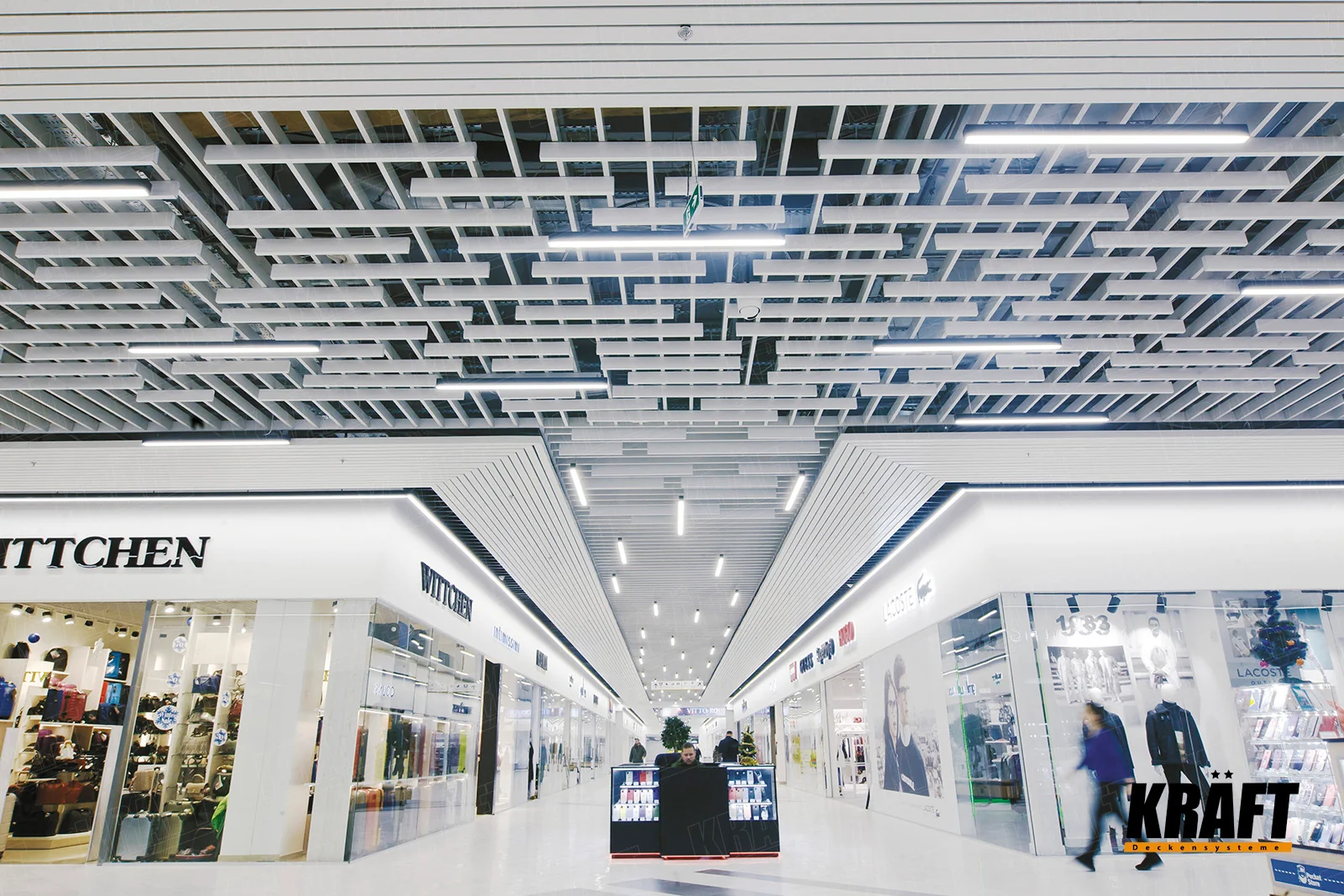 Designerskie sufity listwowe w centrum handlowym