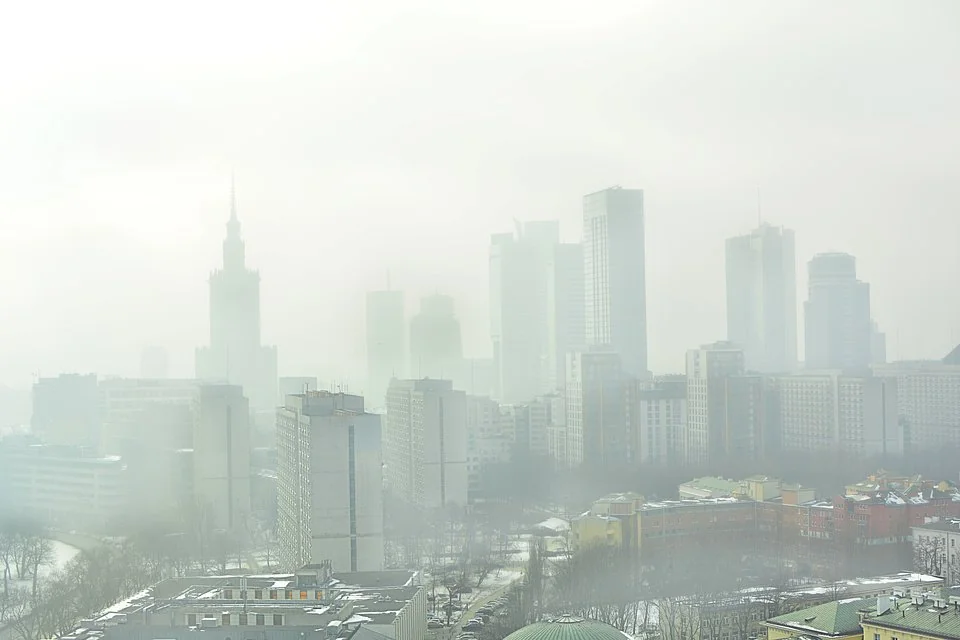 Smog nad miastem (fot. Adobe Stock)