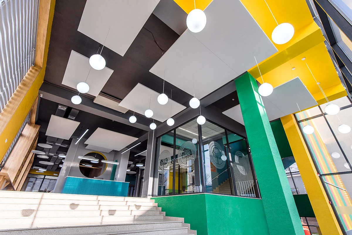 Zachwycająca Międzynarodowa Szkoła Oxbridge w Taszkencie z systemem oświetlenia KRAFT Led