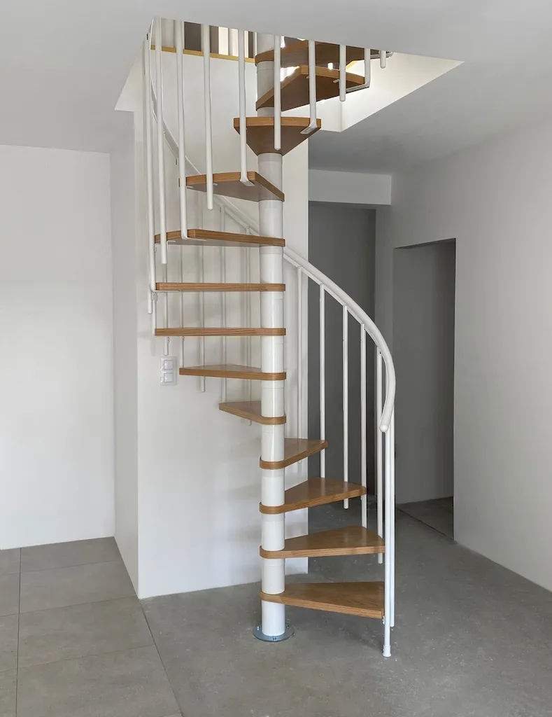 Jakie schody zajmują w domu najmniej miejsca? Poznaj dostępne rozwiązania