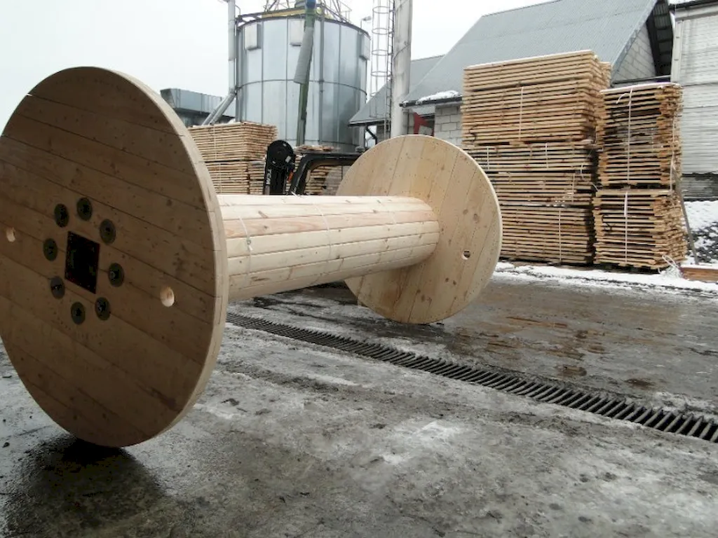 Bęben kablowy drewniany – jak wybrać produkt dla swojej firmy?"