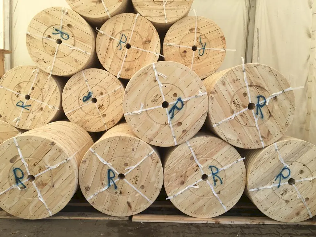 Bęben kablowy drewniany – jak wybrać produkt dla swojej firmy?"