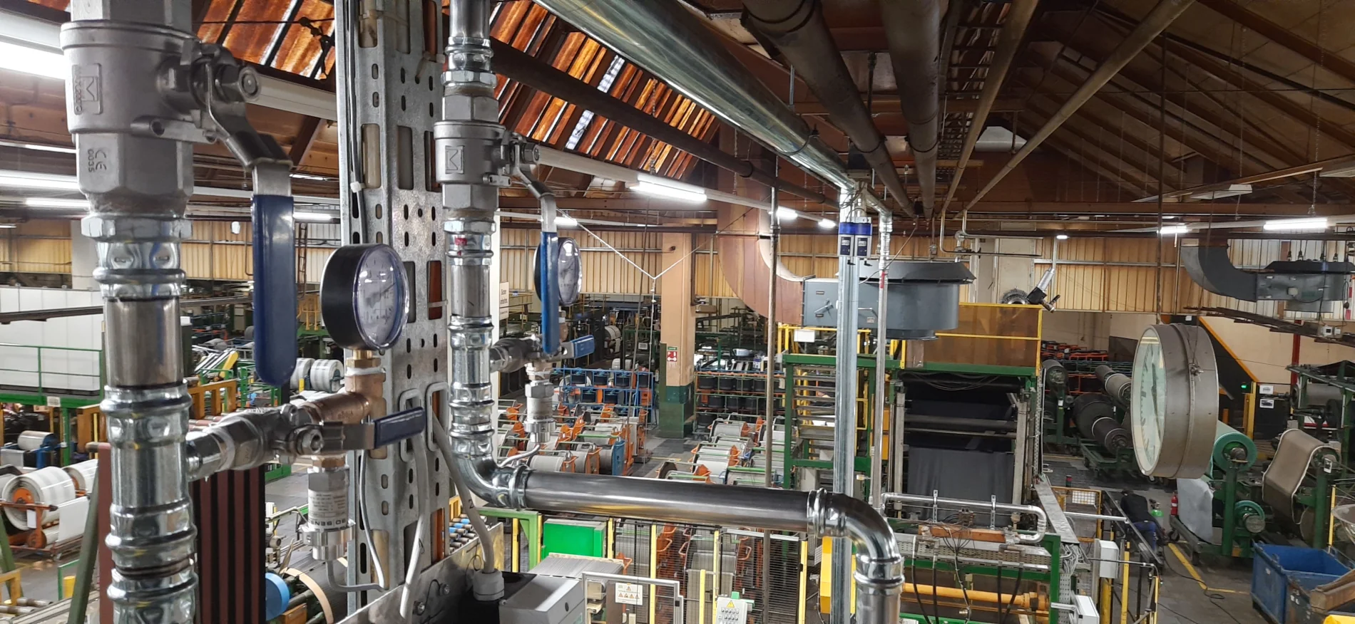 Rurociągi do próżniowego zasilania maszyn do cięcia tekstyliów w firmie Continental Reifen Deutschland GmbH.Zdjęcie: Busch Vacuum Solutions
