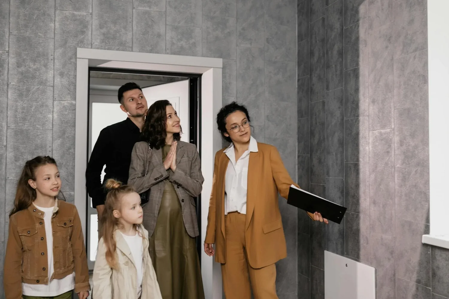 Rodzinny kredyt mieszkaniowy, rodzina oglądające mieszkanie