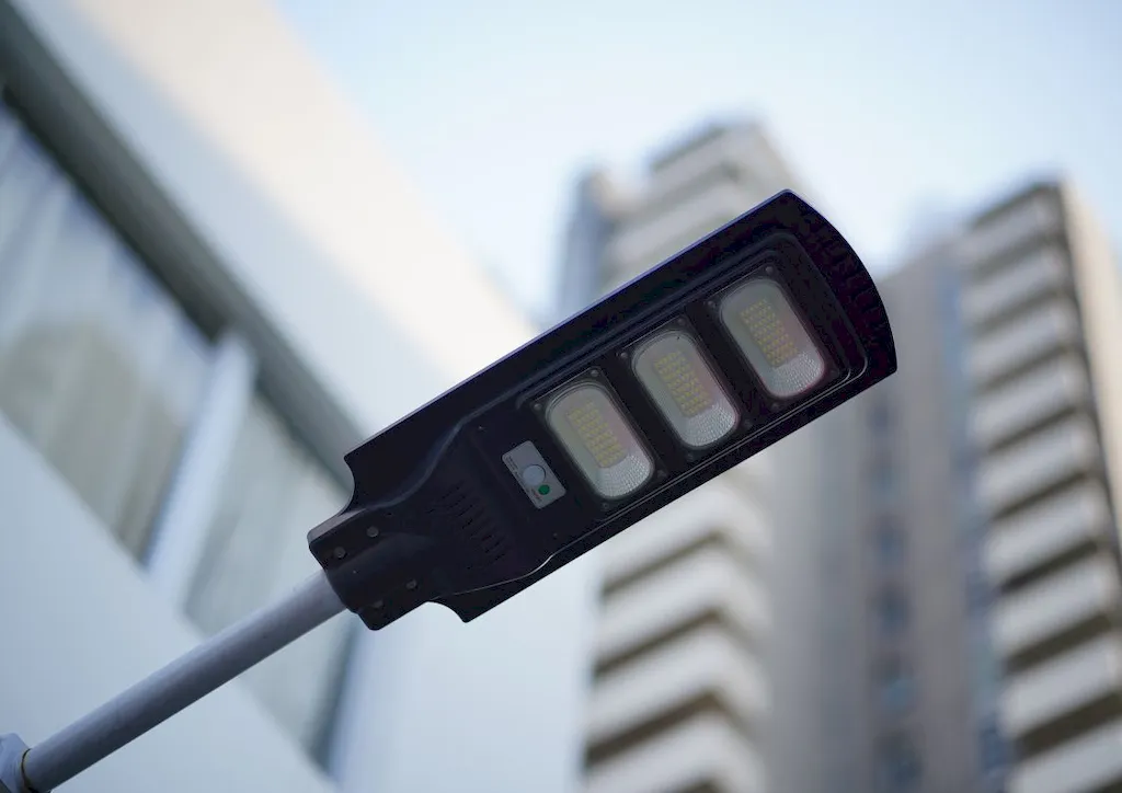 Oświetlenie uliczne LED – innowacyjne rozwiązania i korzyści dla miast i obszarów publicznych
