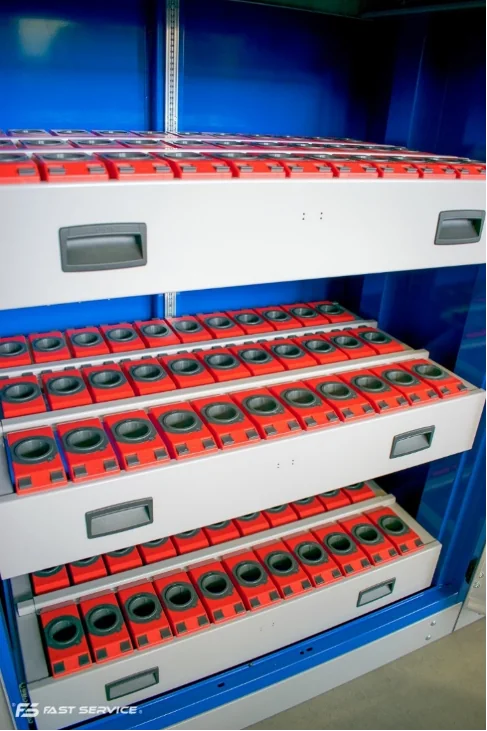 Rys. 4 Szafa z szufladami na narzędzia CNC wykonana przez firmę Fast Service.