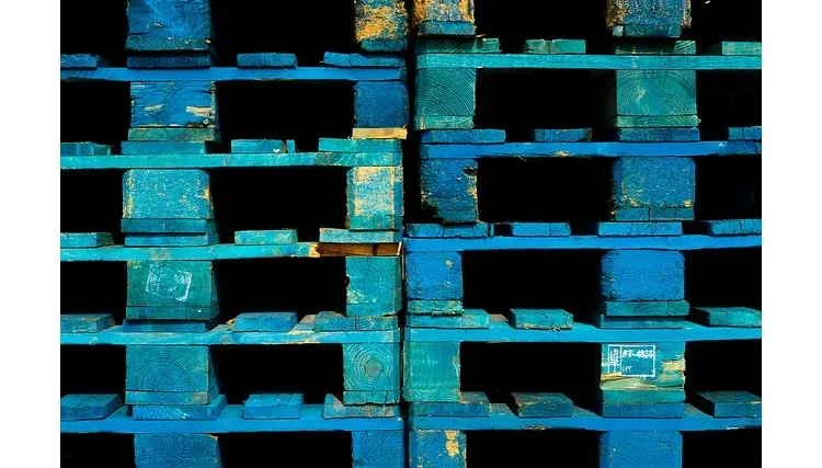 palety drewniane w kolorze niebieskim