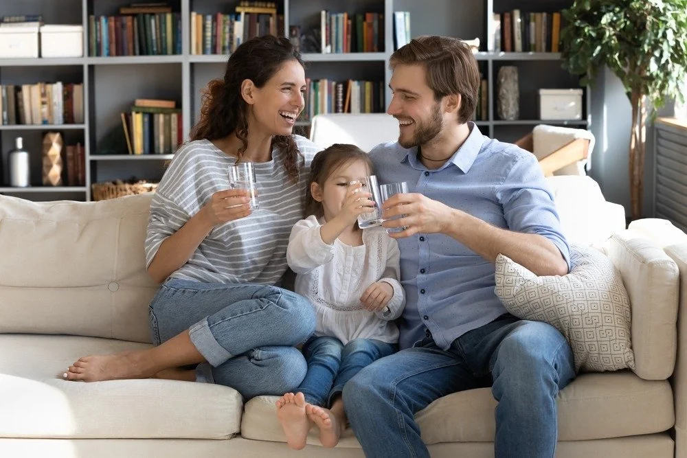 rodzina siedzi na kanapie pije wode, 10 zdrowych nawyków poprawiających pracę i dobrostan jelit