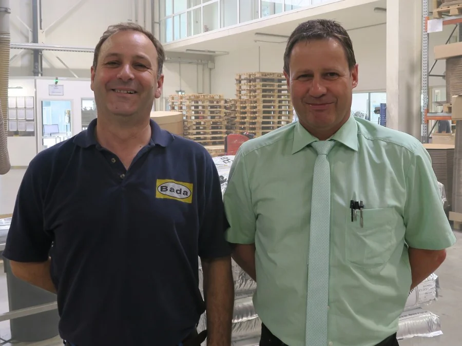 Rys. 3. Kierownik produkcji Martin Wunsch (po prawej) i kierownik ds. konserwacji Alain Guckert (po lewej) zgadzają się: dzięki kłowej technologii próżniowej MINK zyskali efektywne i niezawodne rozwiązanie do wytwarzania próżni w całym procesie produkcyjnym. Źródło: Busch Vacuum Solutions.