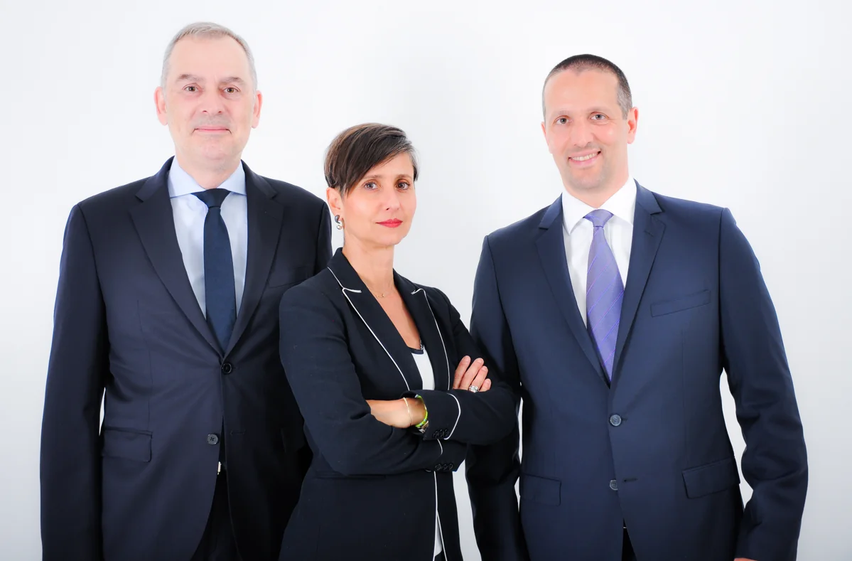 Od lewej do prawej: Alexis Kotsioris, Principal & Managing Director, Eri Mitsostergiou, Principal & COO, Antonis Antonakopoulos, Director & Head of Retail.