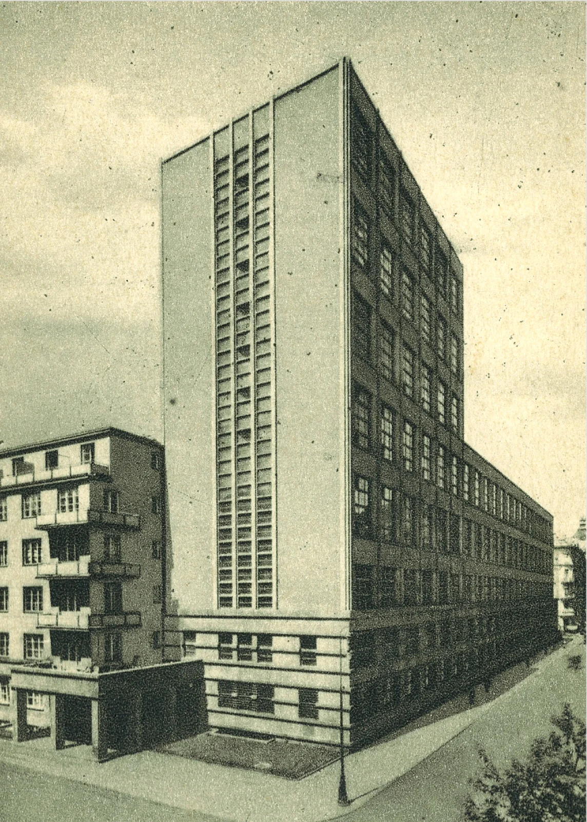 Gmach Urzędu Telekomunikacyjnego i Telegraficznego przy ul. Nowogrodzkiej 45 w Warszawie, 1934-1939. Autor: Henryk Poddębski, domena publiczna