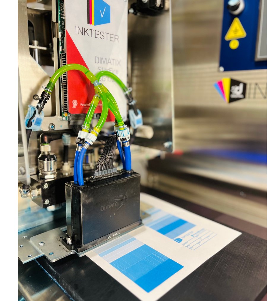 Głowica drukująca podłączona do drukarki laboratoryjnej InkTester
