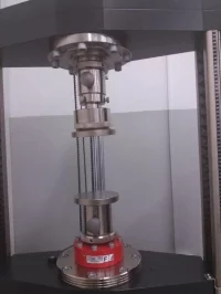 Uchwyty maszyny wytrzymałościowej ZwickRoell Z100 do badań ściskających fot. Sapa Aluminium