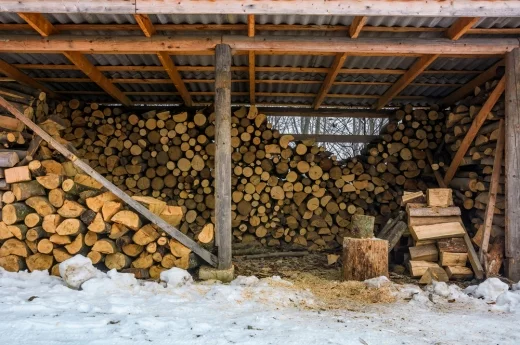 Jak przechowywać drewno na działce?