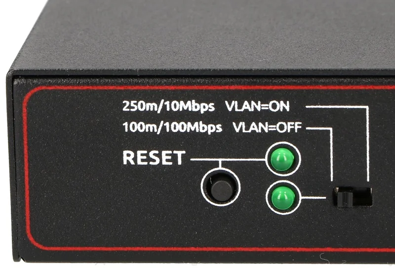 Przycisk reset i przełącznik zmieniający tryb pracy w switchu PIX-POE8AT-1FE