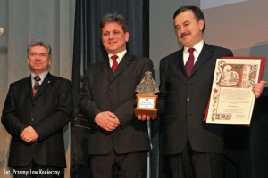 Przewodniczący Rady Miejskiej Ryszard Najbarowski, Burmistrz Bochni Bogdan Kosturkiewicz oraz Prezes Zarządu STALPRODUKT S.A. Piotr Janeczek